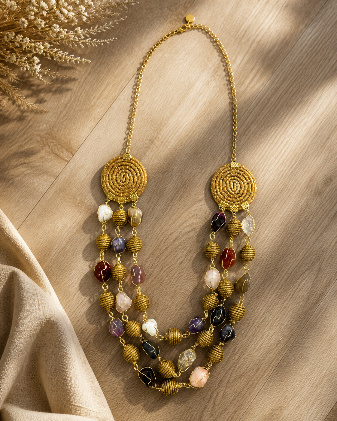 Collana artigianale in capim dourado con pietre naturali multicolor, design boho chic a più fili con dettagli dorati, elegante e luminosa