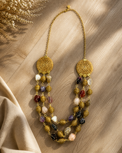 Collana artigianale in capim dourado con pietre naturali multicolor, design boho chic a più fili con dettagli dorati, elegante e luminosa