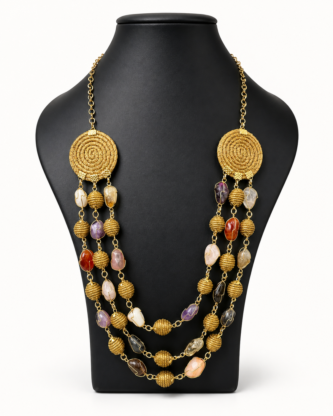 Collana lunga multifilo in capim dourado con pietre naturali multicolor su busto nero