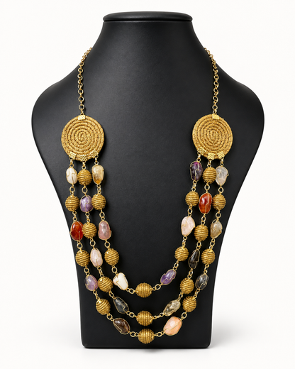 Collana lunga multifilo in capim dourado con pietre naturali multicolor su busto nero