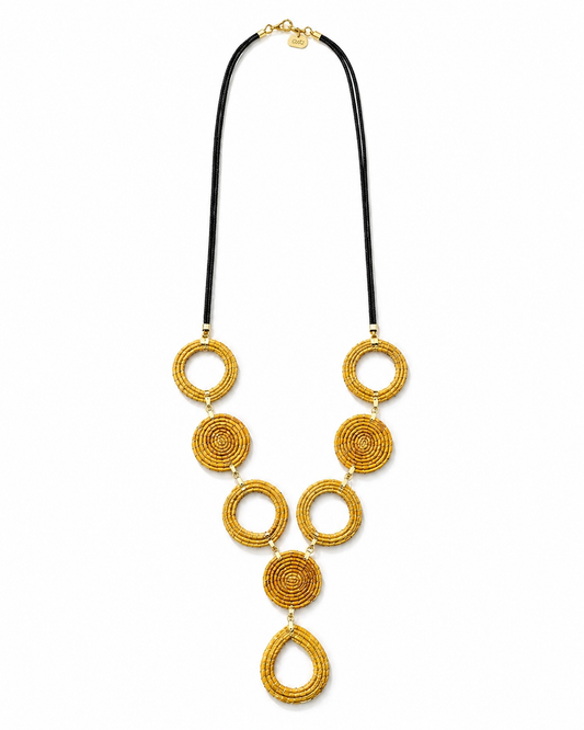 Collana lunga in capim dourado oro vegetale fatta a mano design cerchi e gocce Attimi Gioielli