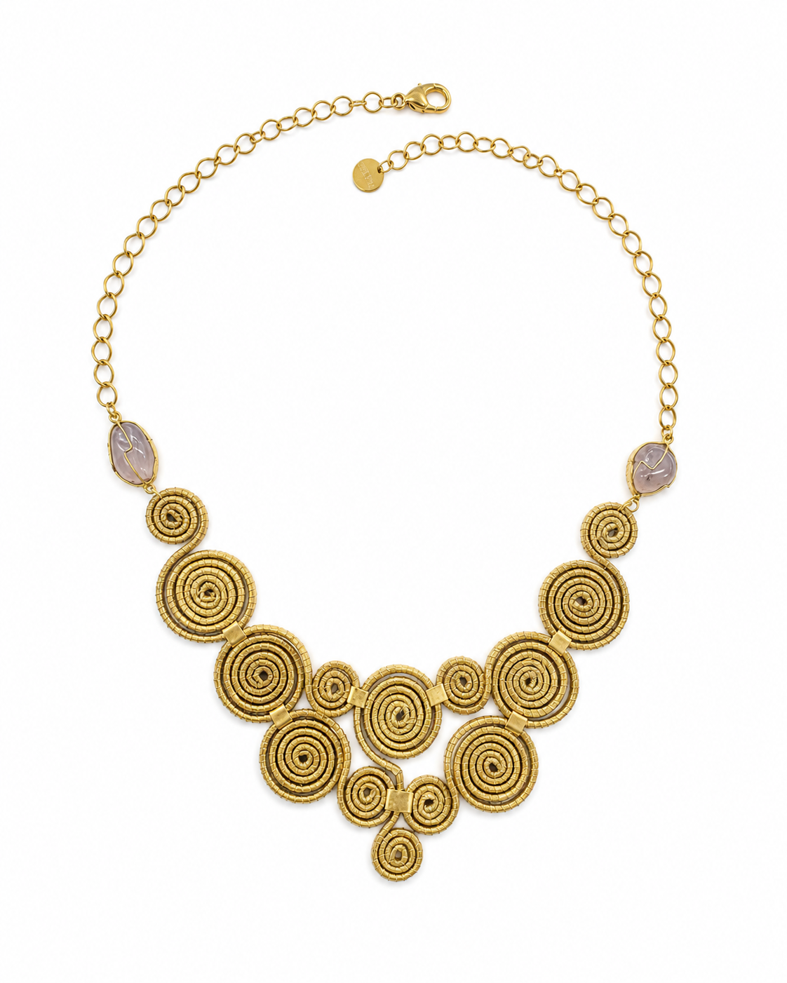 Collana artigianale Capim Dourado con spirali intrecciate e pietra viola su sfondo bianco, stile boho elegante.