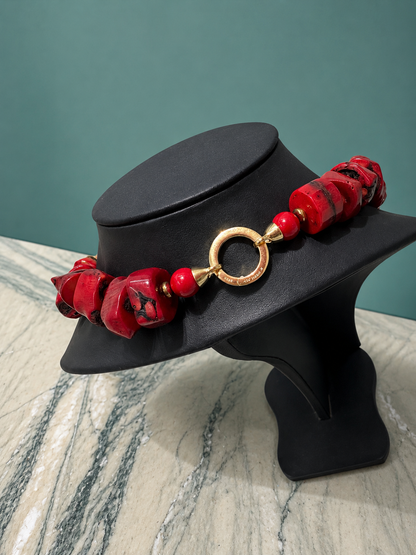 Chiusura tonda in argento dorato con collana in corallo bambù rosso e perle barocche naturali.