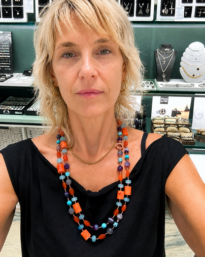 Collana artigianale indossata con corallo bambù, giada azzurra, agata viola e dettagli in argento rosato.