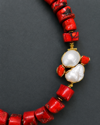 Collana artigianale con corallo bambù rosso naturale, dettaglio in argento 925 con perle barocche e corallo a naturale 
