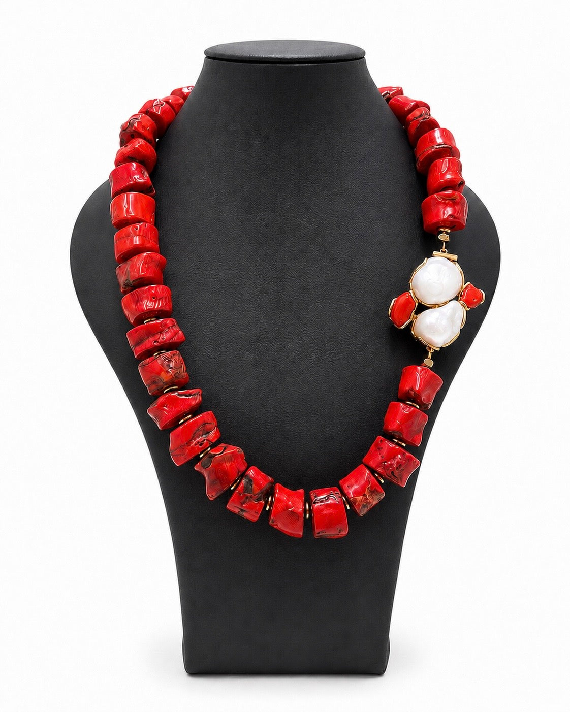 Collana in corallo bambù rosso con perle barocche naturali, ematite dorata e chiusura in argento dorato lunga 55 cm.
