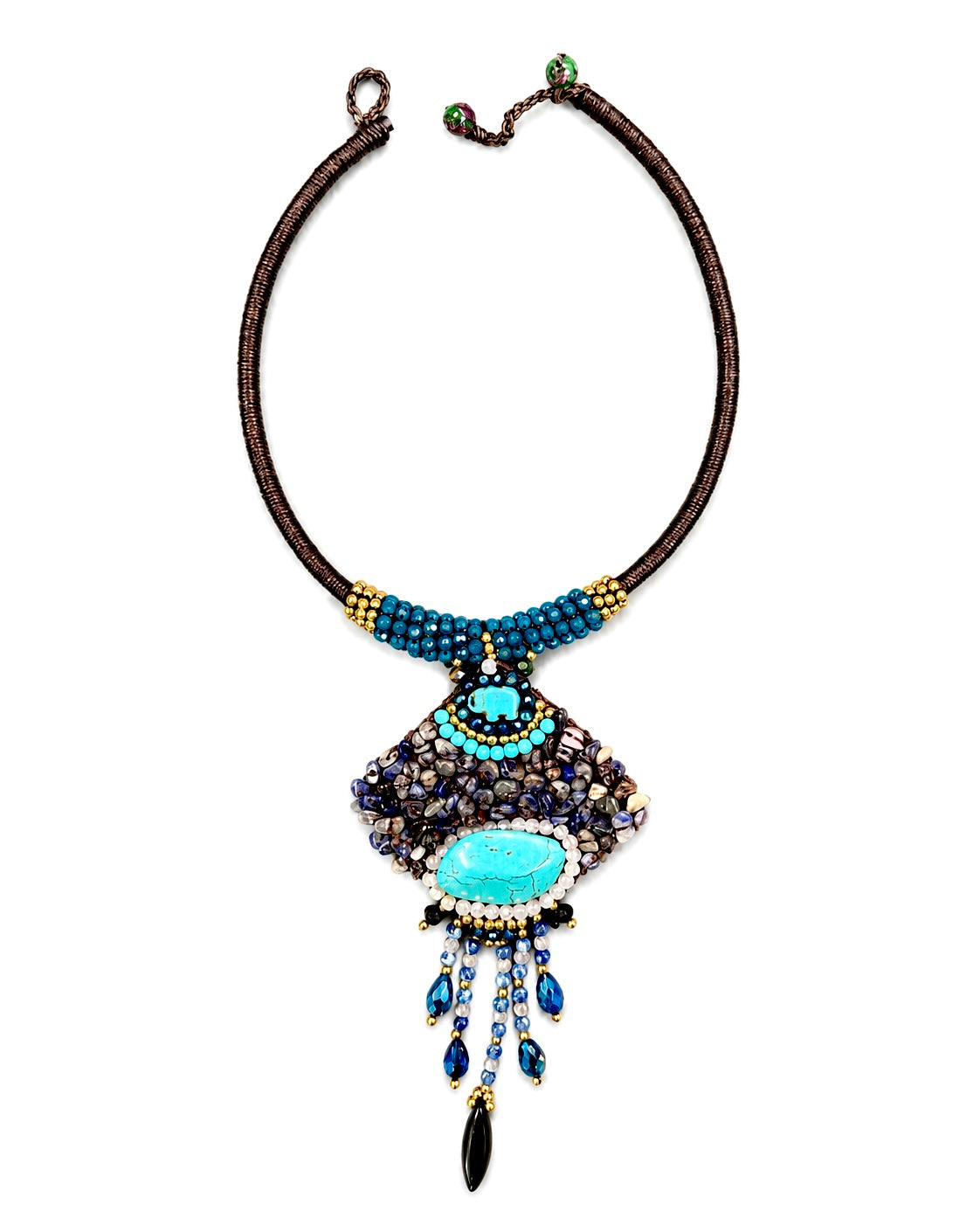 Collana etnica artigianale con turchese, pietre naturali blu e dettagli boho realizzata a mano.