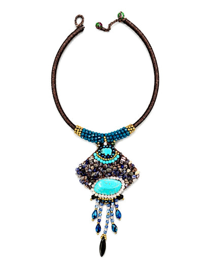 Collana etnica artigianale con turchese, pietre naturali blu e dettagli boho realizzata a mano.