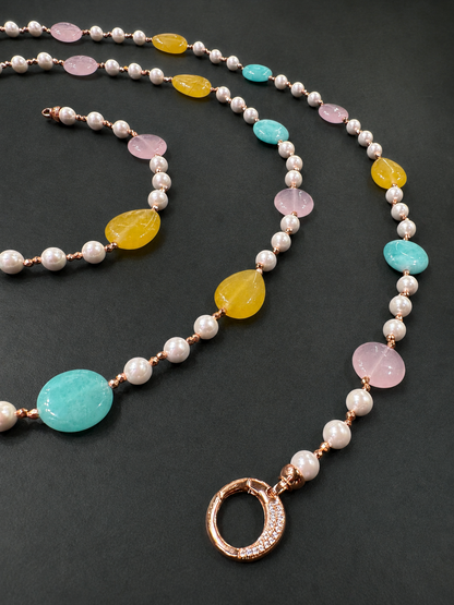Dettaglio Collana artigianale con giada pastello, perle di Maiorca, ematite rosata e chiusura in argento rosato su fondo scuro