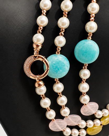Dettaglio della collana con perle di Maiorca, giada pastello, ematite rosata e chiusura in argento rosato.