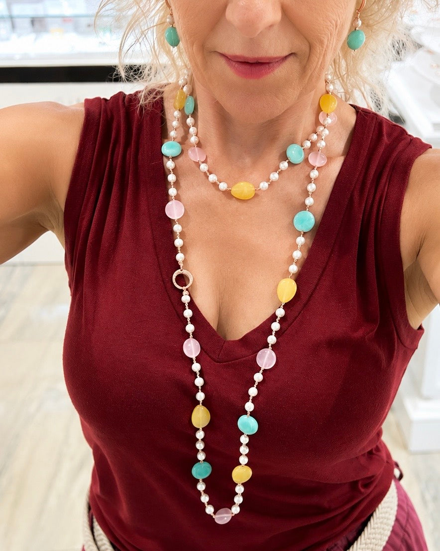 Collana con giada nei toni pastello, perle di Maiorca, ematite rosata e chiusura in argento 925 rosato.