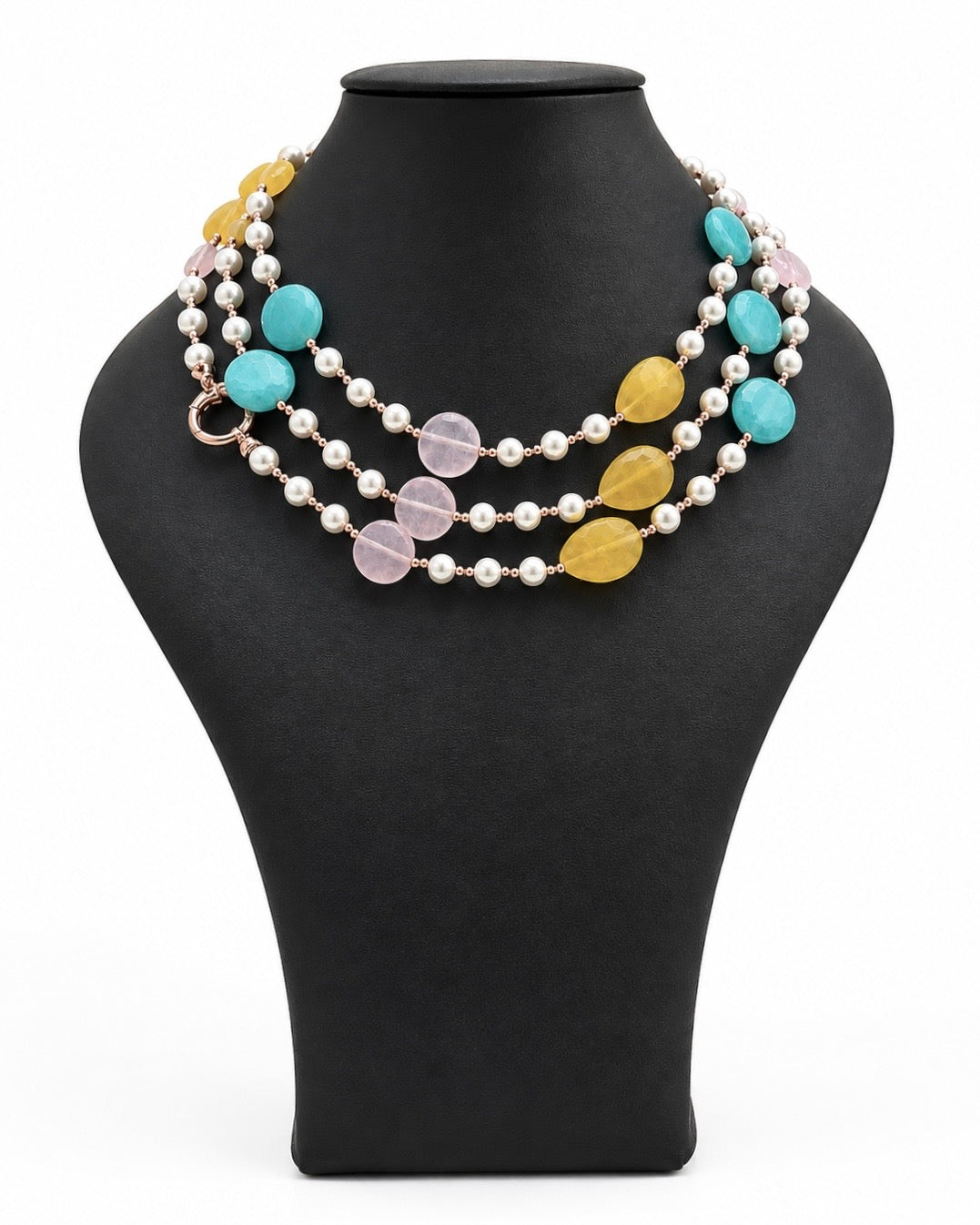 Collana artigianale con giada pastello, perle di Maiorca, girata 3 volte , ematite rosata e chiusura in argento rosato su fondo bianco.