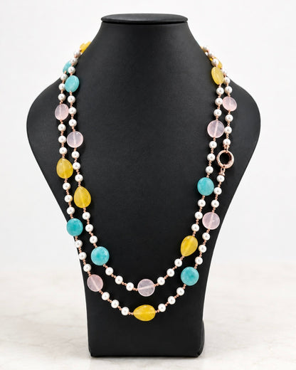 Collana artigianale con giada pastello, perle di Maiorca, ematite rosata e chiusura in argento rosato su fondo bianco.