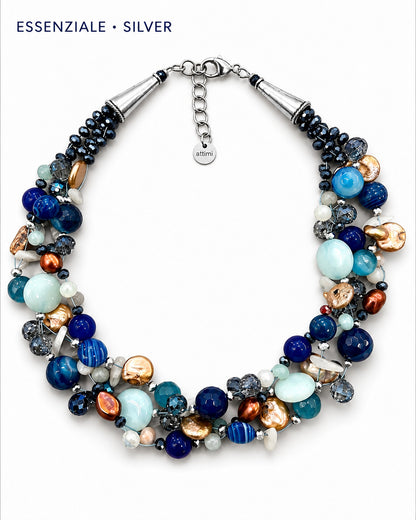 Collana intrecciata blu Essenziale a 6 fili con pietre, perle e cristalli, finitura silver.
