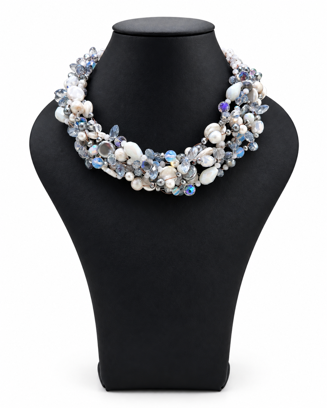 Collana intrecciata color ghiaccio con perle e cristalli luminosi nelle sfumature del bianco, azzurro ghiaccio e argento, su busto nero.