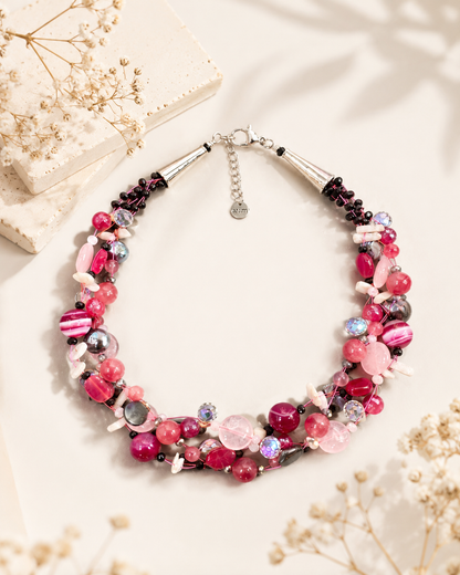 Collana Essenziale intrecciata rosa e fucsia con pietre naturali, cristalli e perle.