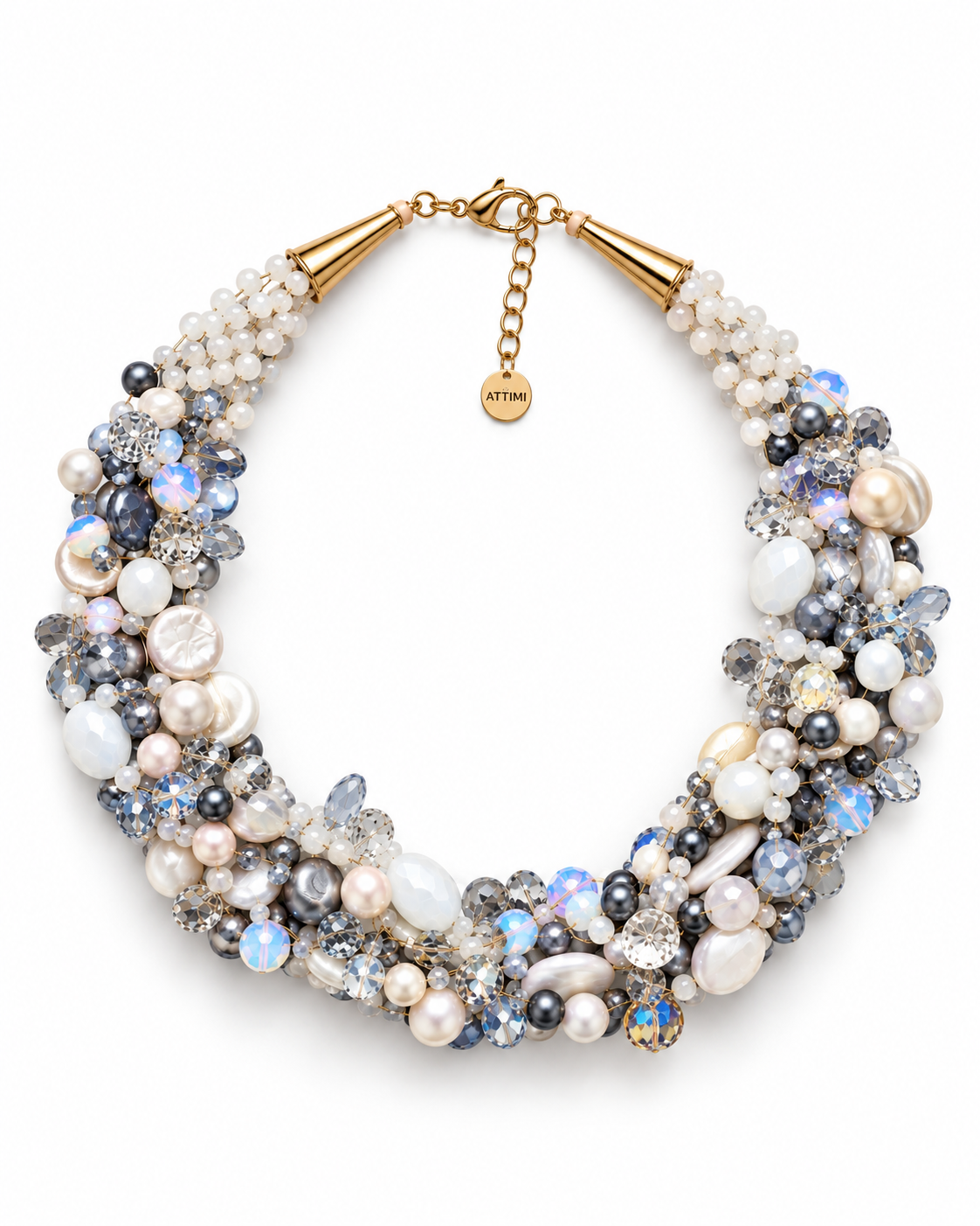 Collana intrecciata color ghiaccio con perle e cristalli nelle sfumature del bianco, grigio e azzurro, con chiusura e coppette dorate su fondo bianco.