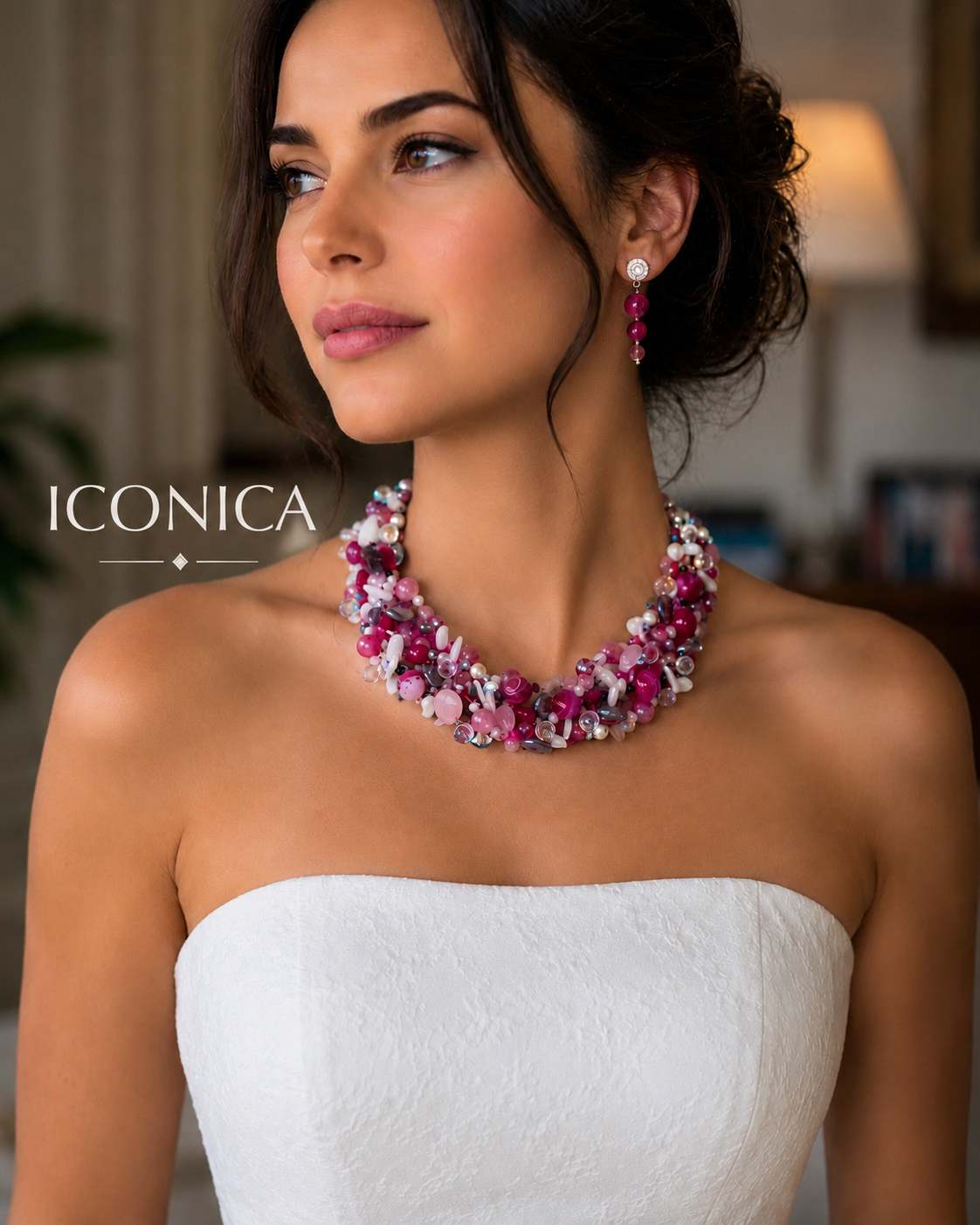 collana Iconica intrecciata nei toni del rosa e fucsia, realizzata a mano con pietre naturali, cristalli e perle.