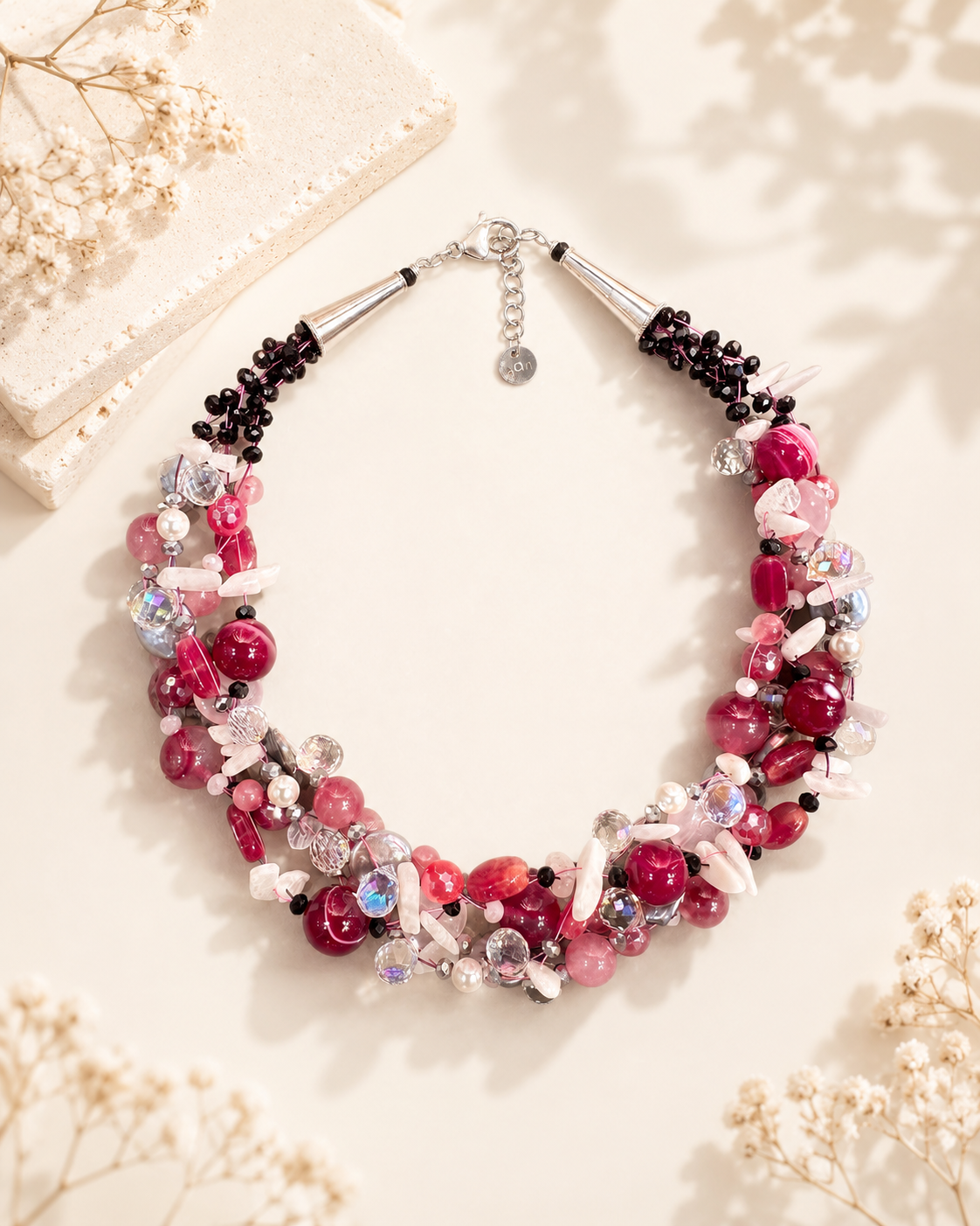 Collana Iconica intrecciata rosa e fucsia con pietre naturali, cristalli e perle luminose.
