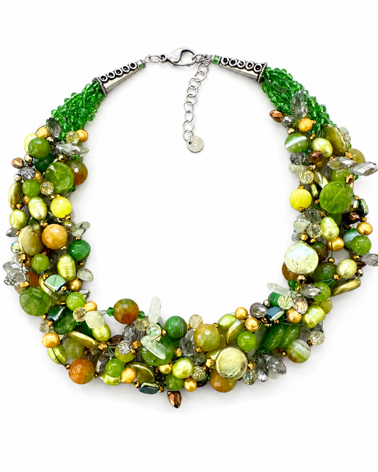 Collana intrecciata artigianale con pietre verdi lime, perle e cristalli su sfondo bianco