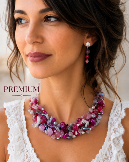 Parure collana e orecchini in argento 925 indossati nei toni del rosa e fucsia, realizzati a mano con pietre naturali.