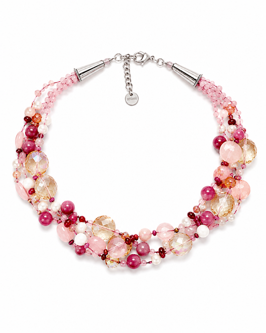 Collana intrecciata multifilo con finitura silver, pietre dure, cristalli e perle nei toni del rosa, gioiello artigianale Attimi Gioielli.