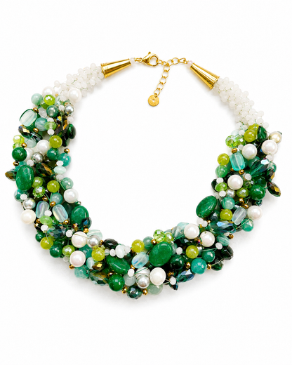 Collana intrecciata multifilo con pietre naturali verdi, perle naturali, cristalli e finiture in acciaio dorato.
