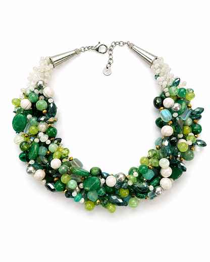 Collana intrecciata multifilo con pietre naturali verdi, perle naturali, cristalli e finiture in acciaio silver.
