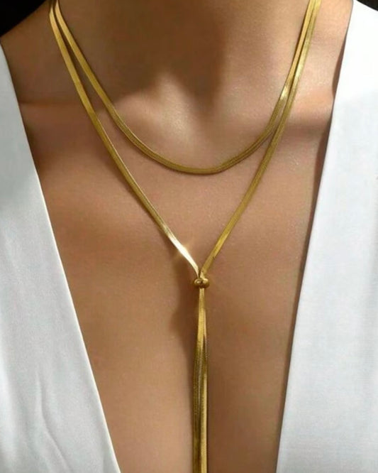 Collana lariat doppia in acciaio color oro con pendente lungo elegante indossata