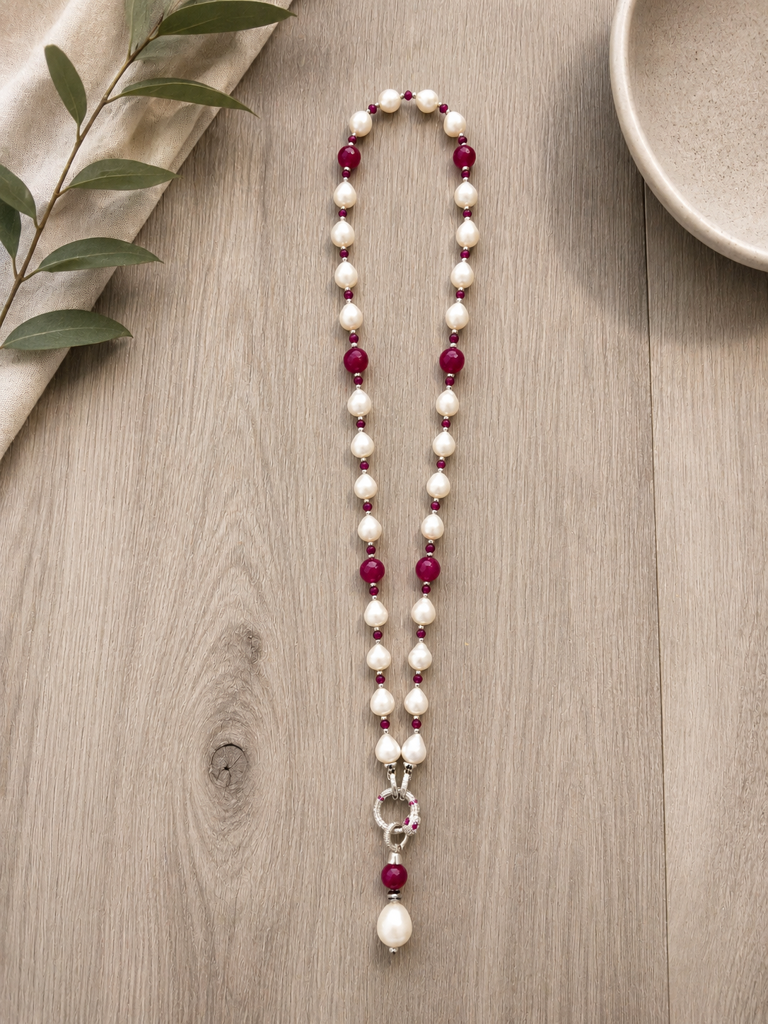 Collana lariat trasformabile con perle bianche, pietre color rubino e chiusura in argento 925 serpente che si morde la coda 
