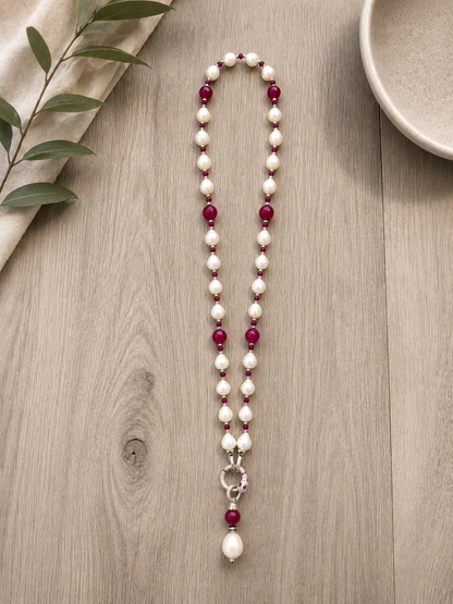 Collana lariat trasformabile con perle bianche, pietre color rubino e chiusura in argento 925 serpente che si morde la coda 