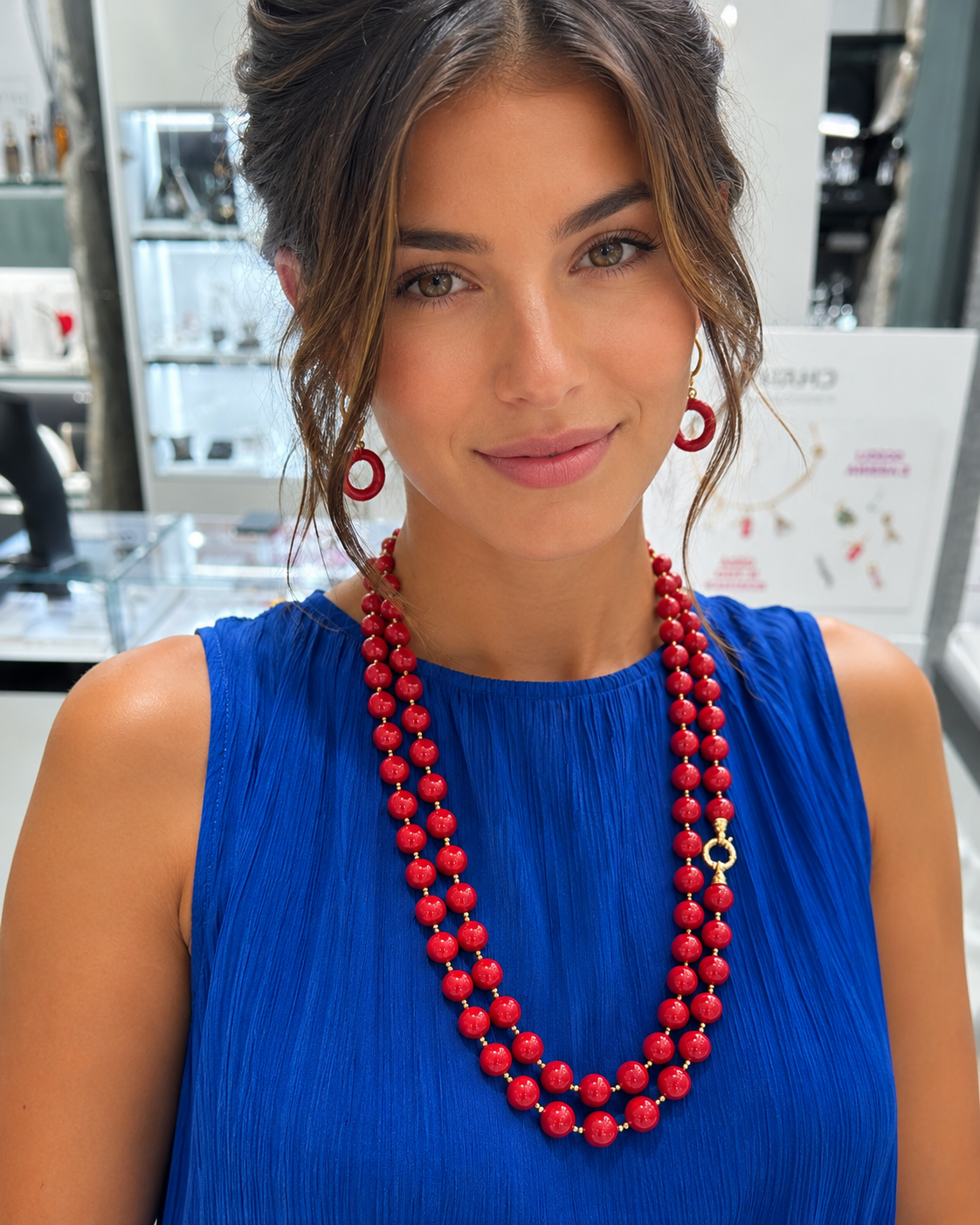 Modella che indossa una collana lunga con Perle di Maiorca rosse ed ematite dorata, 