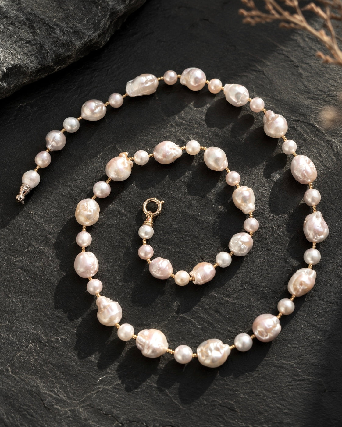 Collana lunga artigianale in perle naturali barocche con dettagli in ematite dorata.