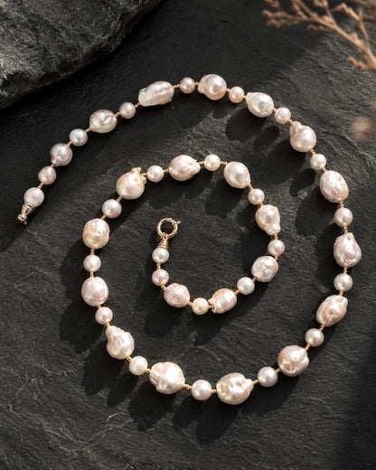 Collana lunga artigianale in perle naturali barocche con dettagli in ematite dorata.
