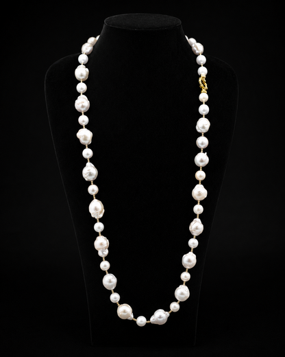 Collana lunga in perle naturali barocche con ematite dorata e chiusura in Argento 925 dorato.