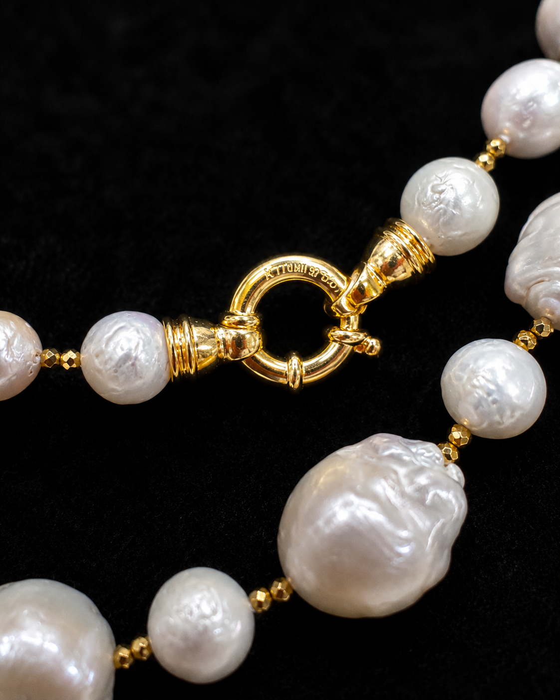 Dettaglio delle perle naturali barocche con palline di ematite dorata e finiture in Argento 925 dorato.