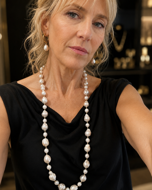 Collana lunga realizzata con perle naturali barocche, palline di ematite dorata e chiusura in Argento 925 dorato. Indossata 
