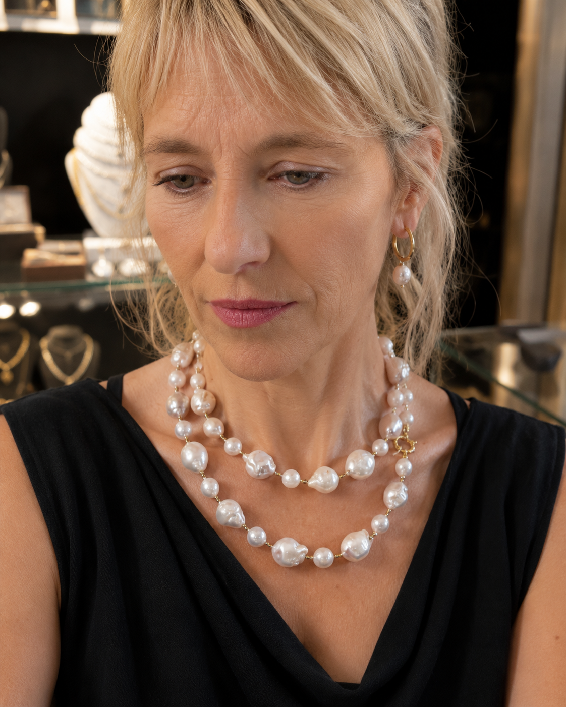 Collana lunga realizzata con perle naturali barocche, palline di ematite dorata e chiusura in Argento 925 dorato indossata a 2 giri 