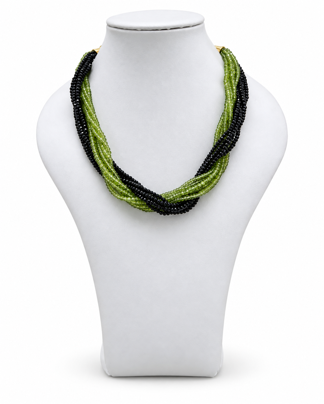 Collana multifilo in peridoto verde e onice nero su busto bianco, vista frontale