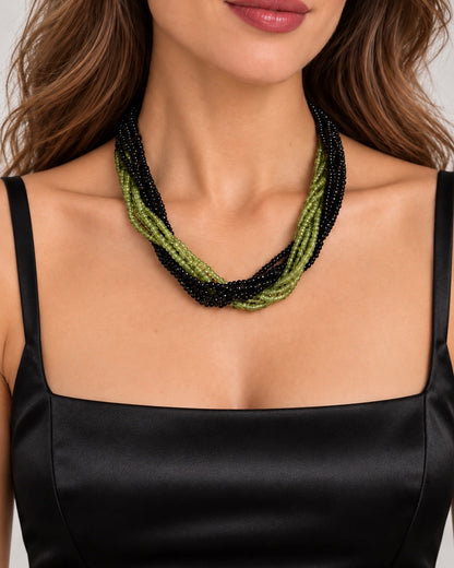 Collana a 12 fili in peridoto e onice nero indossata con top nero