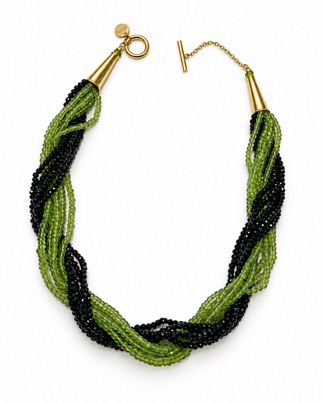 Collana multifilo in peridoto e onice nero distesa su fondo bianco, con chiusura a T dorata