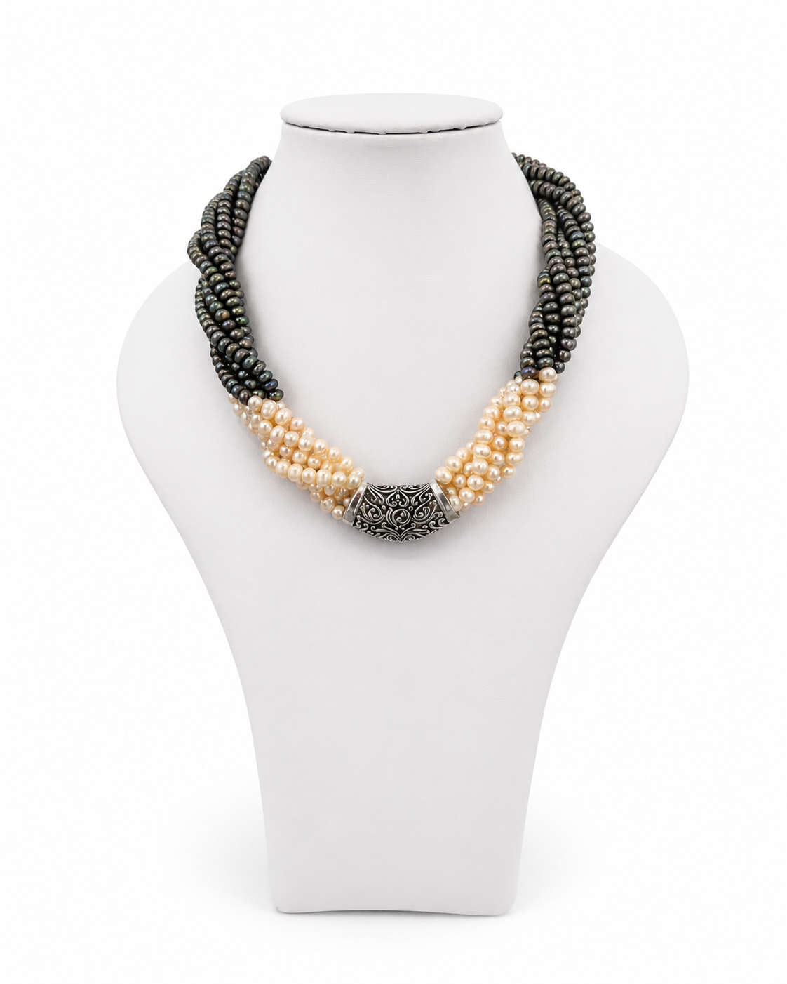 Collana multifilo con perle naturali grigie e avorio, fregio centrale in argento 925 lavorato, elegante design artigianale da donna su sfondo bianco.