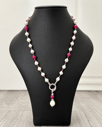 Collana artigianale regolabile con perle naturali, pietre dure color rubino ed elementi in ematite color argento Attimi Gioielli