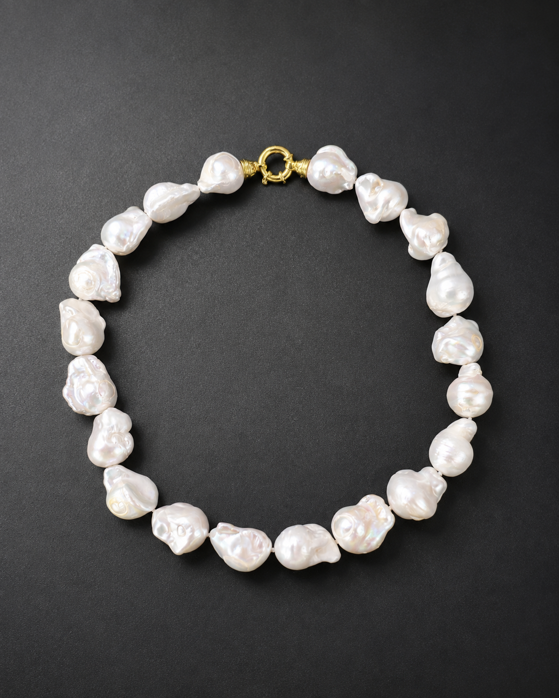     Collana artigianale in Perle Naturali Scaramazze con chiusura in Argento 925 dorato in ambientazione elegante.