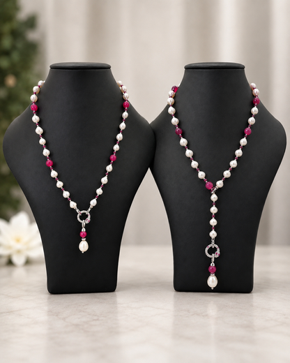 Dettaglio chiusura in argento di collana trasformabile con perle bianche e pietre rubino, indossabile in stile lariat o girocollo elegante.