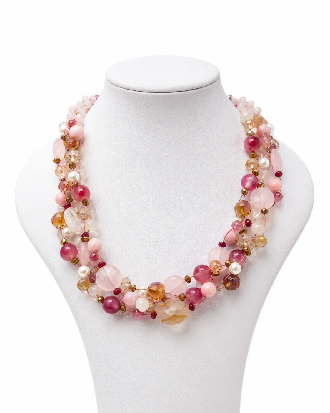 Collana intrecciata con Quarzo Rosa e pietre color melograno su espositore bianco.