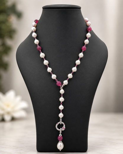 Collana regolabile artigianale con perle naturali, pietre dure color rubino e chiusura Ouroboros in argento, indossata effetto stile lariat Attimi Gioielli
