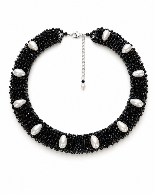 Collana ricamata a mano con cristalli neri sfaccettati e perle naturali barocche.