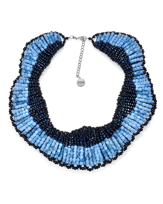 Collana ricamata artigianale con perline blu e nere, cristalli e chiusura in acciaio inox.