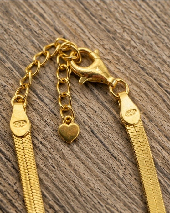 Dettaglio della chiusura con moschettone e catenella della collana Snake in argento 925 dorato.